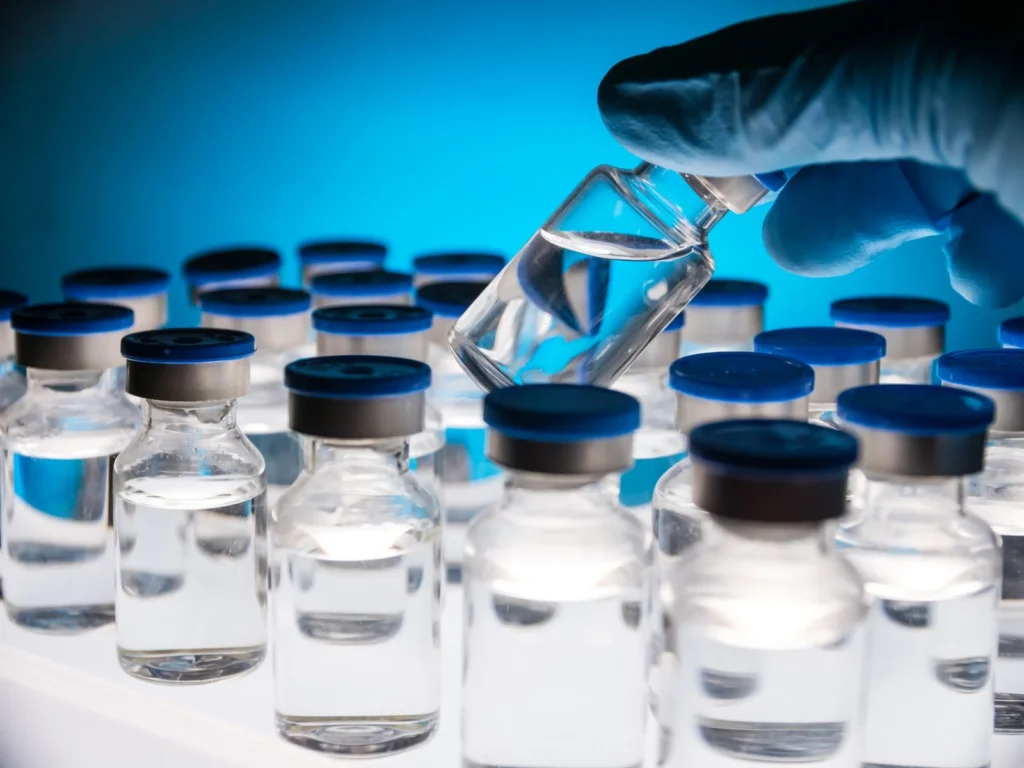 LANDU-grupo-de-garrafas-de-vacina-medicamento-em-laboratório