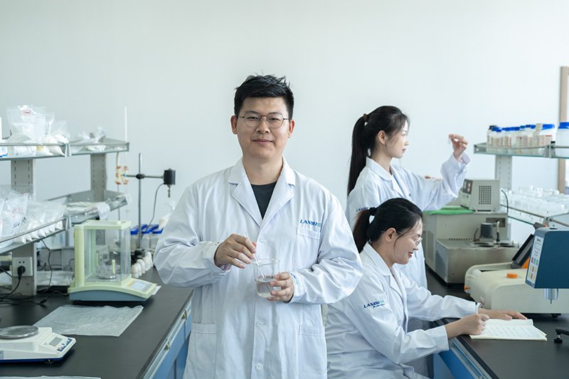 LANDU-profissional-químico-equipe