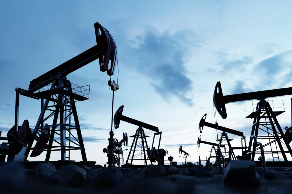 trabalho-com-bombas-de-oleo-no-campo-petrolifero-extracao-de-petroleo